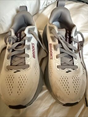 Brooks Ariel 26 Women's Running Shoes in Light Gray with Mauve Logo